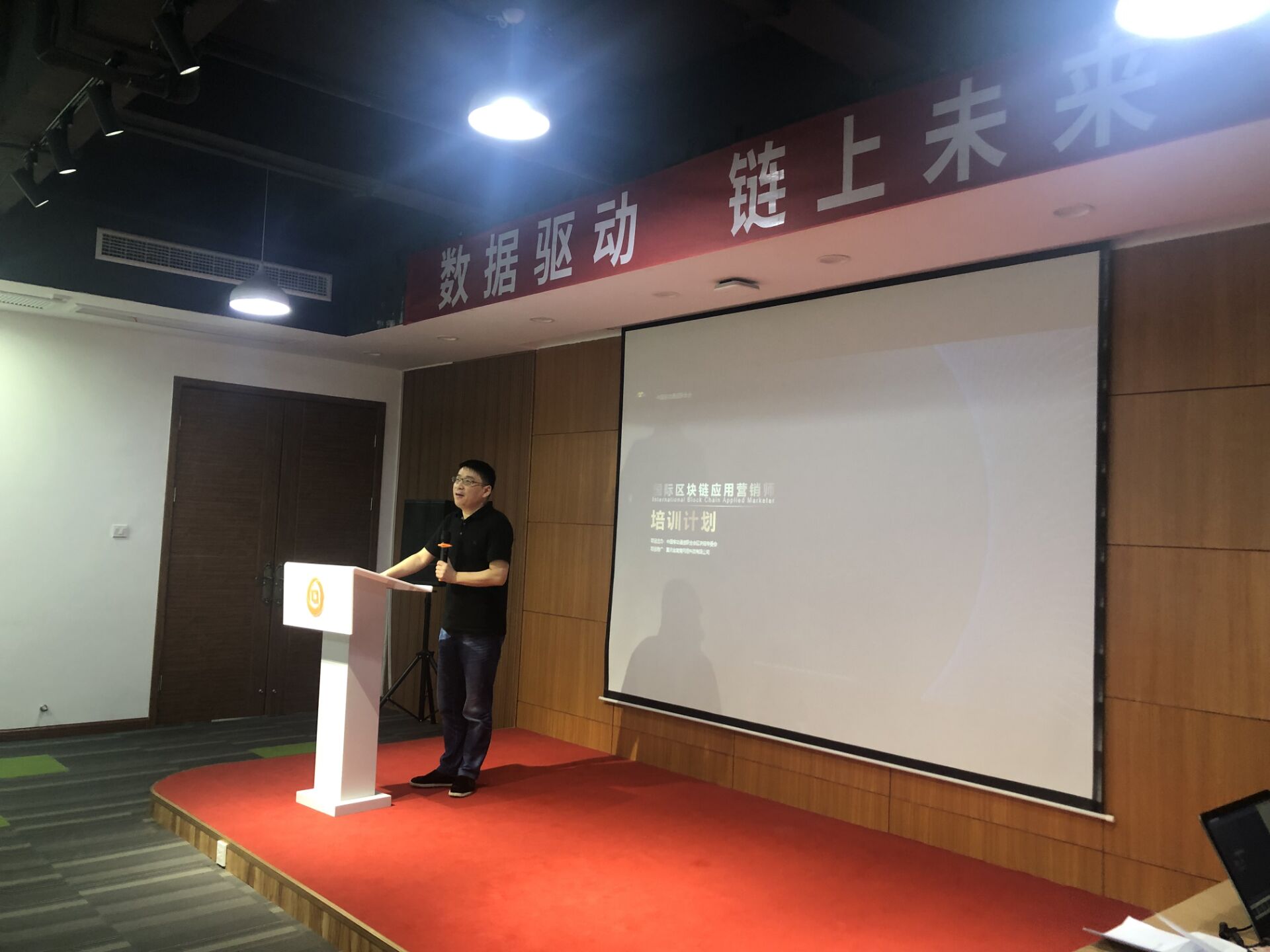 重庆大学区块链俱乐部(重庆区块链研究院招聘官网)